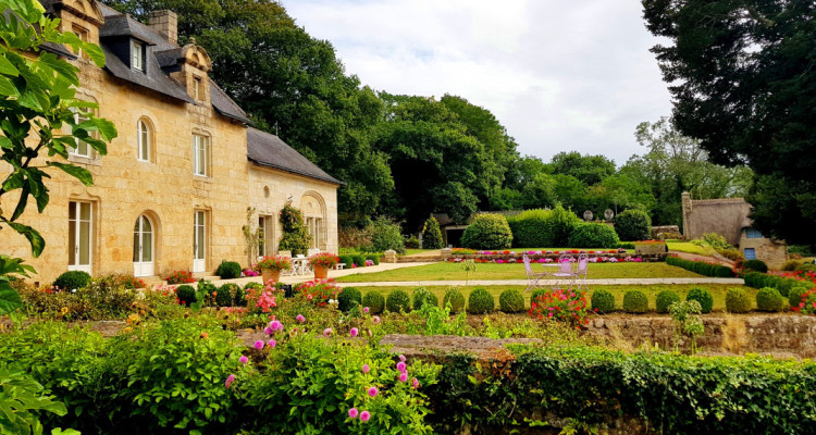 PROPRIÉTÉ PIEDS DANS LEAU AVEC MANOIR, CHAUMIÈRE, LONGÈRE DE 2 LOGEMENTS  image 1