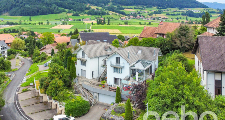 Lichtdurchfluteter Wohnkomfort mit Wintergarten und Weitsicht image 1