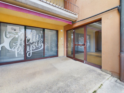 Arcade commerciale avec vitrines image 10