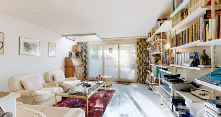 Grosszügiges Reihenmittelhaus mit Galerie und edlen Materialien image 1