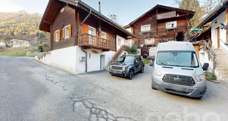 Exclusif: Chalet sur trois niveaux avec jardin image 1