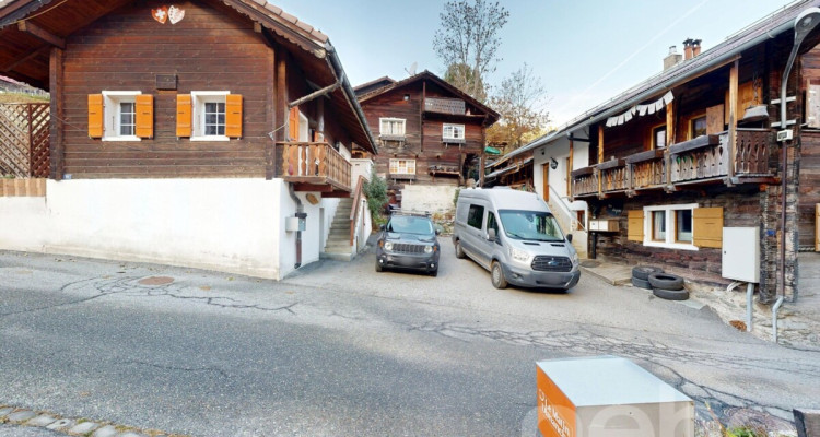 Exclusif: Chalet sur trois niveaux avec jardin image 2