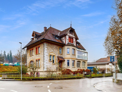 Grosszügiges Zweifamilienhaus mit Charakter und Potenzial image 1