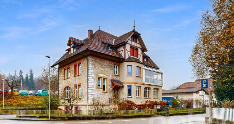 Grosszügiges Zweifamilienhaus mit Charakter und Potenzial image 1