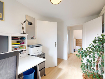 Moderne 4.5 Zimmer Doppelhaushälfte mit Garten und Teils Weitblick image 9