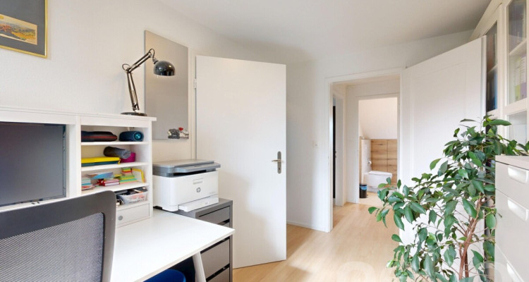 Moderne 4.5 Zimmer Doppelhaushälfte mit Garten und Teils Weitblick image 9