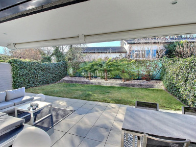 Élégance Contemporaine à Troinex : Superbe Villa contigüe image 1