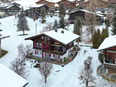 Mehrgenerationen-Chalet mit drei Wohnungen an Toplage image 1