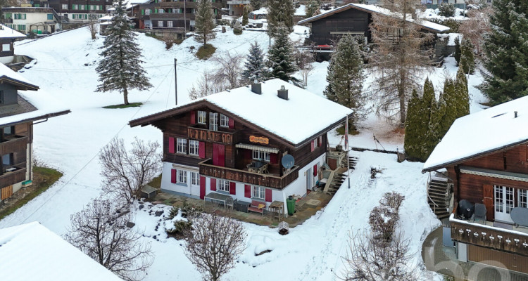 Mehrgenerationen-Chalet mit drei Wohnungen an Toplage image 1