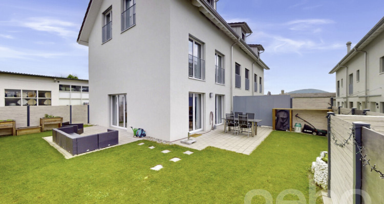 Neuwertiges 5.5-Zimmer Reiheneckhaus mit drei Einstellplätzen image 1