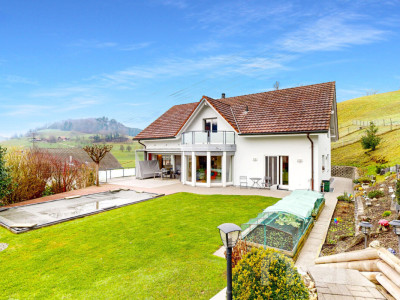 Stilvolles Fünfzimmerhaus mit Wellness, Pool und Weitsicht image 1