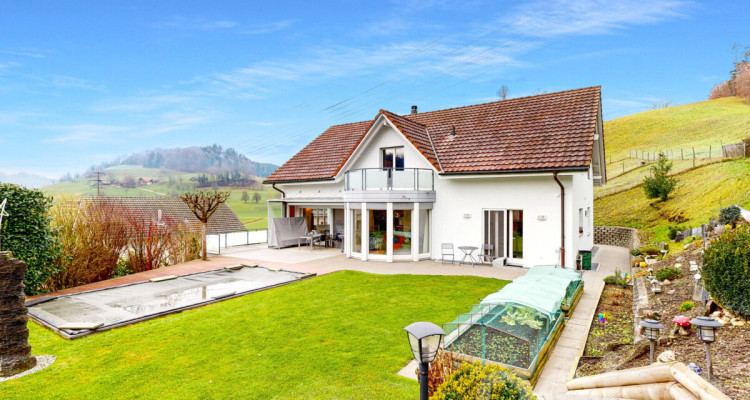 Stilvolles Fünfzimmerhaus mit Wellness, Pool und Weitsicht image 1