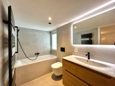 Azure Villa, Magnificent Garden and pool, heatpump, Bellevue image 11