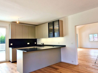 Azure Villa, Magnificent Garden and pool, heatpump, Bellevue image 6