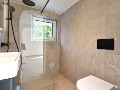 Azure Villa, Magnificent Garden and pool, heatpump, Bellevue image 8