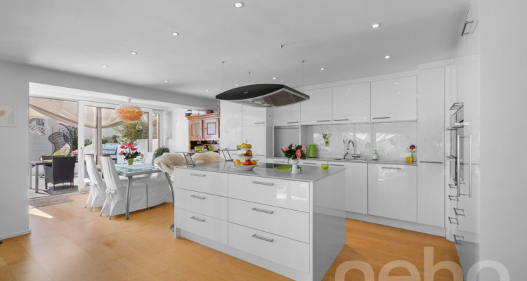 Grosszügiges & renoviertes Zweifamilienhaus an zentrumsnaher Lage image 2