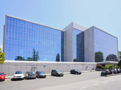 Bureau moderne de 100 m2 a remettre – Air Center, secteur aéroport / Blandonnet image 1