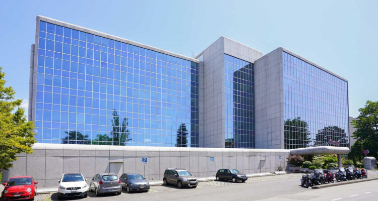 Bureau moderne de 100 m2 a remettre – Air Center, secteur aéroport / Blandonnet image 1