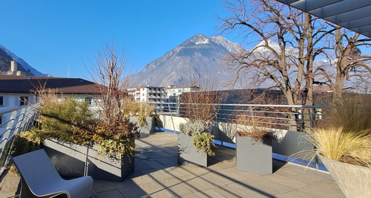 Attique d’exception de 3.5 pièces avec terrasse panoramique et garage image 2