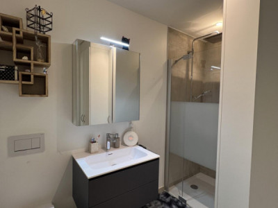 Appartement contemporain de standing avec terrasse et jardin privatif au coeur de Neuchâtel image 10