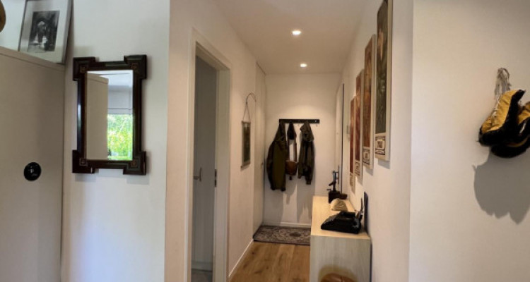 Appartement contemporain de standing avec terrasse et jardin privatif au coeur de Neuchâtel image 11