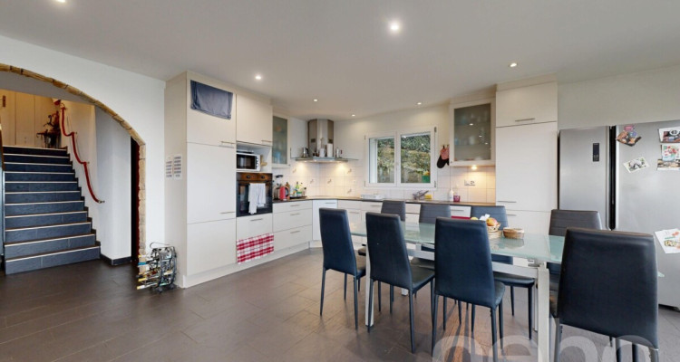 Deux maisons sur cette magnifique parcelle avec vue sur le lac! image 4