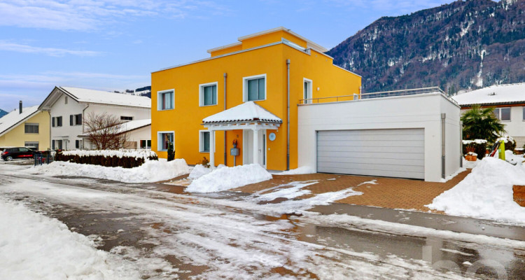 Grosszügiges Einfamilienhaus mit Panorama und Dachterrasse image 1