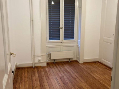 Appartement de 4 pièces au 2ème étage situé à Genève 1205  image 2