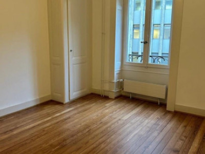 Appartement de 4 pièces au 2ème étage situé à Genève 1205  image 1