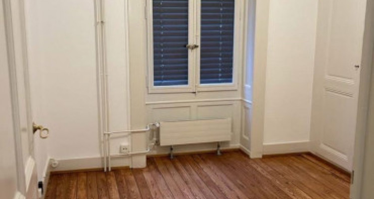 Appartement de 4 pièces au 2ème étage situé à Genève 1205  image 2