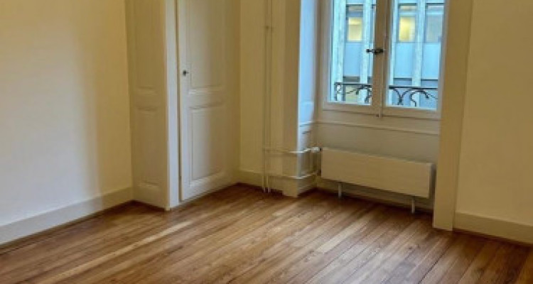 Appartement de 4 pièces au 2ème étage situé à Genève 1205  image 1