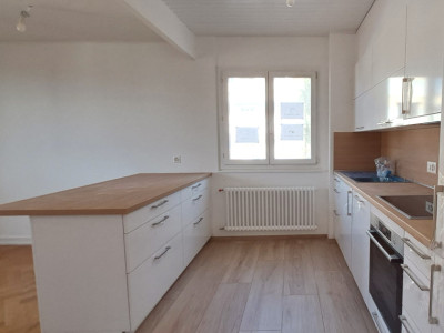 À louer – 3 pièces rénové au dernier étage avec vue sur le lac à Pully image 2