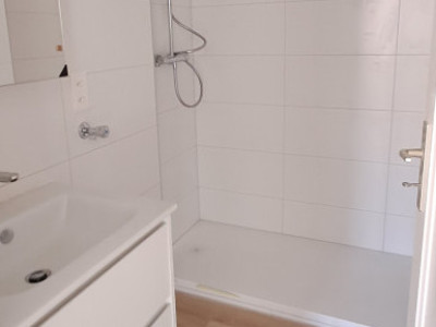 À louer – 3 pièces rénové au dernier étage avec vue sur le lac à Pully image 5