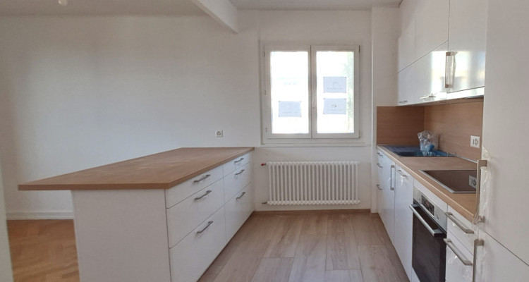 À louer – 3 pièces rénové au dernier étage avec vue sur le lac à Pully image 2