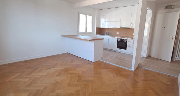 À louer – 3 pièces rénové au dernier étage avec vue sur le lac à Pully image 1