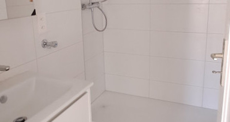 À louer – 3 pièces rénové au dernier étage avec vue sur le lac à Pully image 5