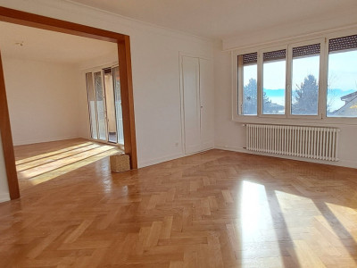 À louer – 4 pièces rénové au dernier étage avec vue sur le lac à Pully image 1