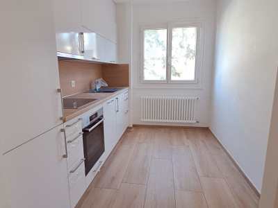 À louer – 4 pièces rénové au dernier étage avec vue sur le lac à Pully image 3