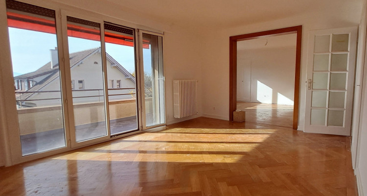 À louer – 4 pièces rénové au dernier étage avec vue sur le lac à Pully image 2