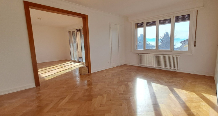 À louer – 4 pièces rénové au dernier étage avec vue sur le lac à Pully image 1