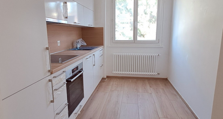 À louer – 4 pièces rénové au dernier étage avec vue sur le lac à Pully image 3