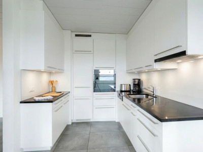 4.5-Room Penthouse Apartment – Stunning Lake View image 3