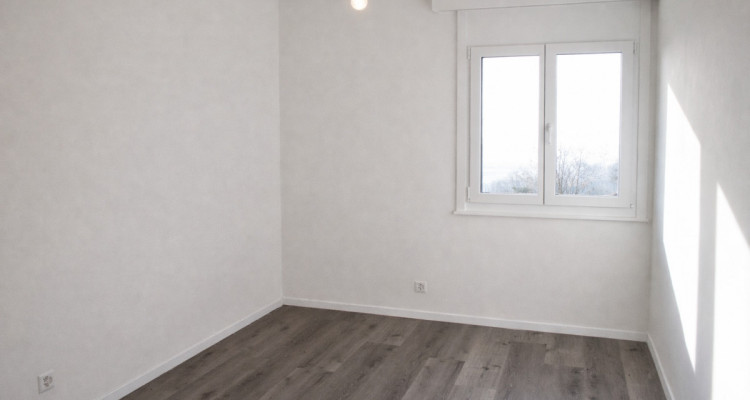 4.5-Room Penthouse Apartment – Stunning Lake View image 4