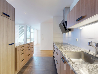 Helle 4.5-Zimmer-Dachwohnung in Weiningen image 3