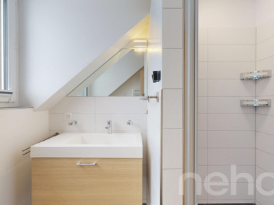 Helle 4.5-Zimmer-Dachwohnung in Weiningen image 9