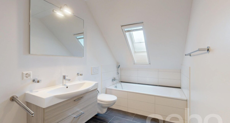 Helle 4.5-Zimmer-Dachwohnung in Weiningen image 5