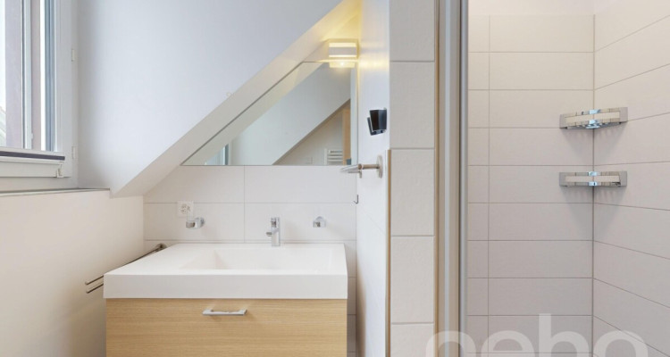 Helle 4.5-Zimmer-Dachwohnung in Weiningen image 9