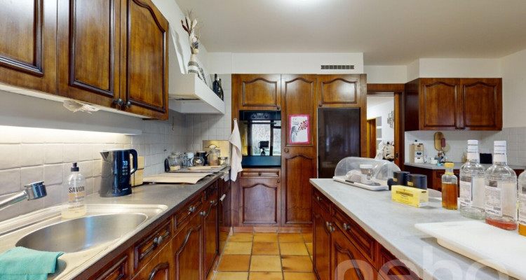 Opportunité rare : maison avec deux appartements image 8