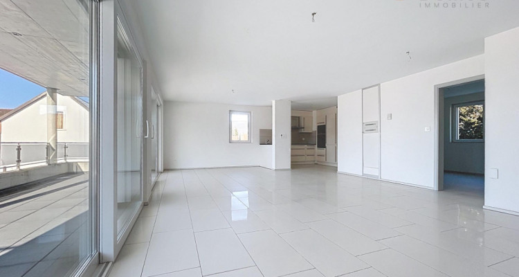 Appartement PPE lumineux de 120 m² avec grand balcon ? Immeuble récent de standing image 2