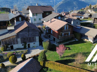 CHALET 4.5 PCES - 122 M2 + NOMBREUSES DÉPENDANCES image 1